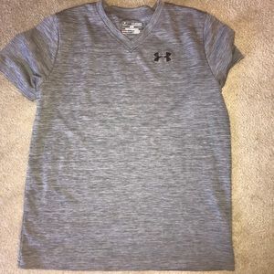 Underarmor yXl shirt fits like a womens small
